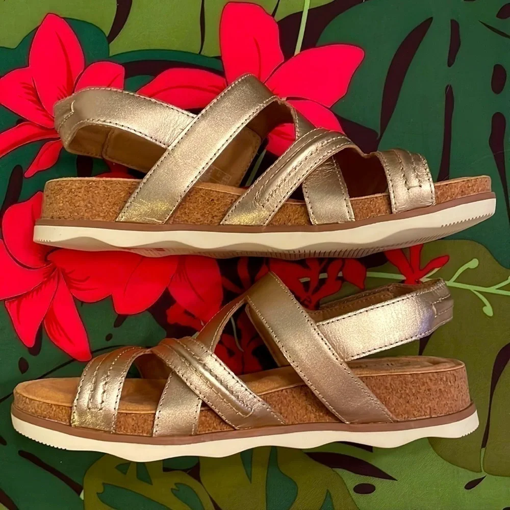 Brand New Clarks Genuine Leather Rose Gold Adjustable Brynn Step Sandals